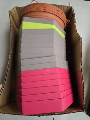 une boîte en carton remplie d'une multitude de notes postales roses et jaunes