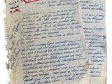 un gros plan d'un morceau de papier sur lequel on a écrit