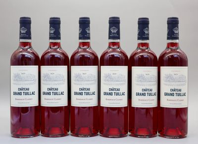 six bouteilles de vin rouge sont alignées