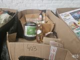 une boîte en carton remplie de bouteilles d'alcool et d'autres objets