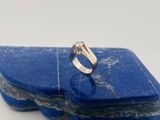 bague en argent avec une pierre bleue sur fond blanc