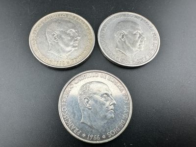 trois pièces d'argent sur lesquelles figurent les portraits de deux hommes
