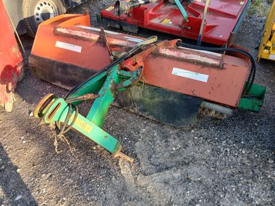 quelques tracteurs qui sont à l'arrêt sur le sol
