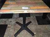 une table sur laquelle il y a beaucoup de bois