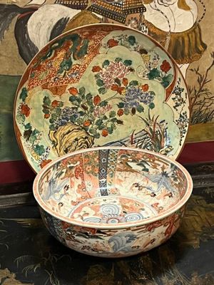 Lot comprenant un plat circulaires en porcelaine émaillée po…