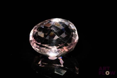 gros plan d'un diamant rose sur une surface noire