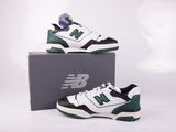 La New Balance 995 est une basket blanche et verte dotée d'une semelle noire