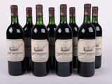 six bouteilles de vin sont alignées sur une surface blanche