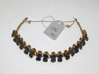 Gros plan sur un bracelet portant une étiquette