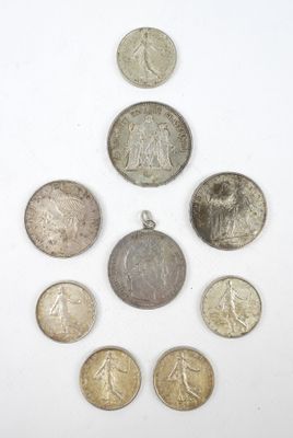 plusieurs pièces de monnaie sont disposées en cercle sur une surface blanche