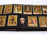 un livre avec des images d'enfants en train de jouer