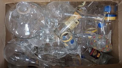 une boîte en carton remplie de bouteilles d'eau vides