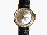 une montre posée sur un bracelet en cuir noir