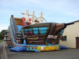 un bateau pirate gonflable qui se trouve sur un parking