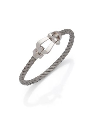 gros plan d'un bracelet sur fond blanc