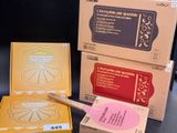 plusieurs boîtes contenant différents types d'ustensiles de pâtisserie posées sur une table