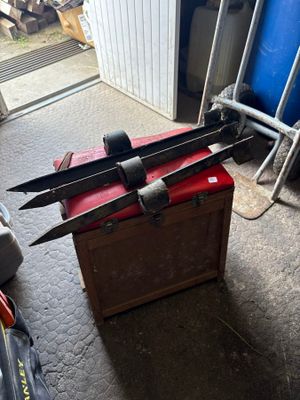 une boîte sur laquelle sont posés plusieurs couteaux