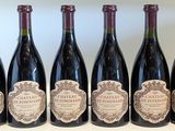six bouteilles de vin sont alignées sur une étagère