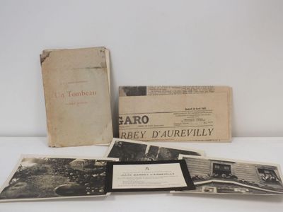 une vieille photo montrant une pile de vieux livres posés sur une table