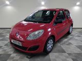 la petite voiture rouge est garée dans une grande pièce