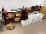 des paniers et des paniers sur les étagères de la pièce