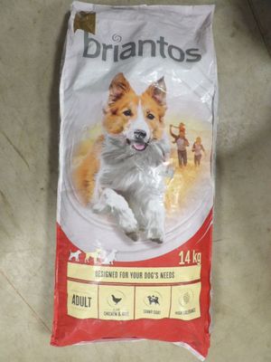 un sac de croquettes pour chien posé par terre