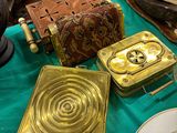 une table recouverte d'une nappe verte, sur laquelle sont disposées des assiettes et des couverts