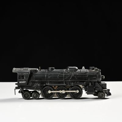 un petit train posé sur une surface blanche