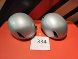 une paire de casques argentés posés sur une table orange