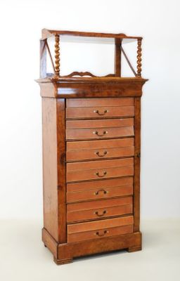 une photo d'une commode en bois surmontée d'un miroir
