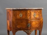 une commode ancienne avec dessus en marbre