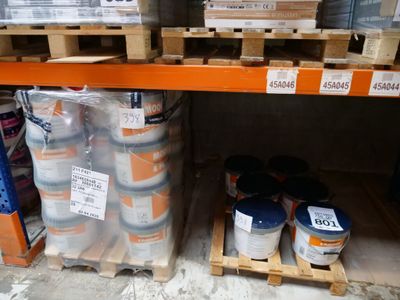 de nombreux pots de peinture sur les étagères du magasin