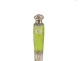 bouteille en verre argenté et vert ornée d'un motif floral