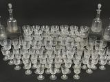 beaucoup de verres à vin et de carafes sur la table