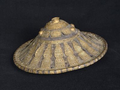 un chapeau doré sur fond noir, avec un fond noir