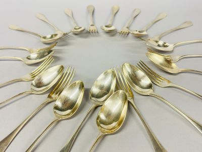 plusieurs cuillères et cuillères à soupe disposées en cercle