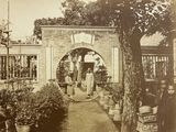 une photo en noir et blanc montrant deux personnes debout dans un jardin