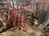 un tracteur garé à l'intérieur d'un bâtiment