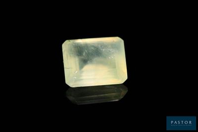 gros plan d'un diamant jaune sur une surface noire