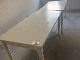 une longue table blanche au milieu d'une pièce