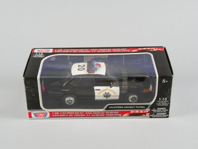 un gros plan d'un camion miniature dans une boîte posée sur une surface blanche