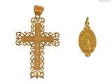 un gros plan d'une croix et d'une médaille sur fond blanc