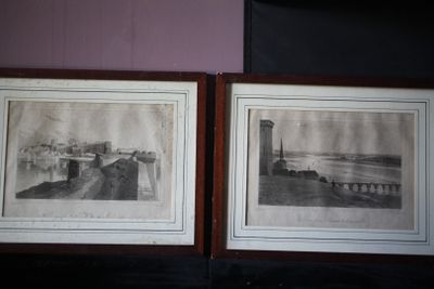 deux photos encadrées représentant un phare accrochées au mur
