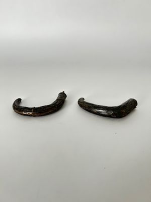 deux morceaux de métal posés l'un à côté de l'autre sur une table