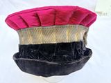 un chapeau posé sur une table