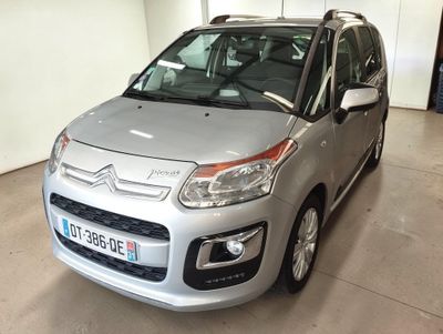 La Citroën argentée est garée dans le garage d'un immeuble