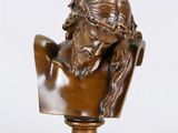 un buste en bronze représentant Jésus, coiffé d'une couronne d'épines