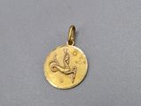 un pendentif plaqué or orné d'un signe du zodiaque