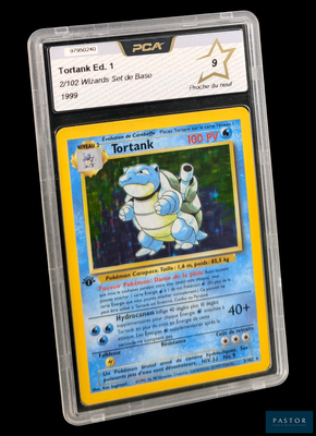 gros plan d'une carte pokemon sur fond noir