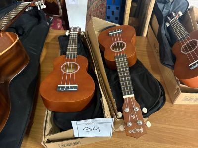 2 ukulélé HARLEY BENTON avec housse